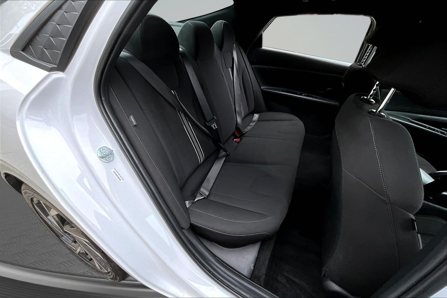 Used 2025 White Hyundai SEL Sport image 22
