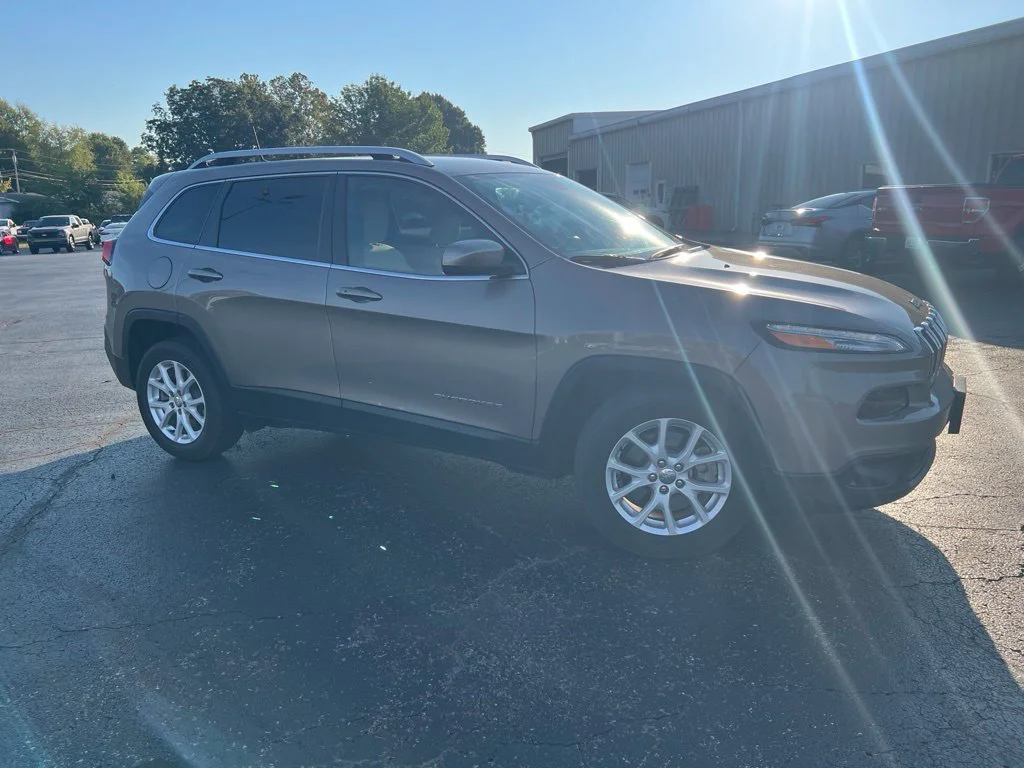 Used 2016 Light Brownstone Pearlcoat Jeep Latitude image 2