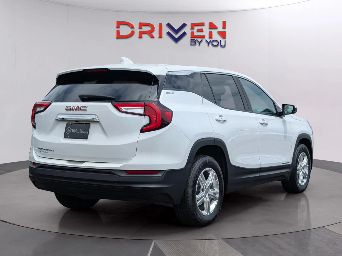 Used 2024 Summit White GMC SLE image 5
