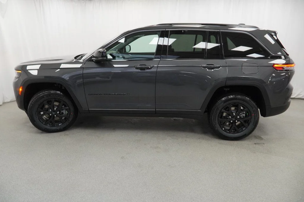 New 2026 Baltic Gray Metallic Clear-Coat Exterior Paint Jeep Altitude image 14