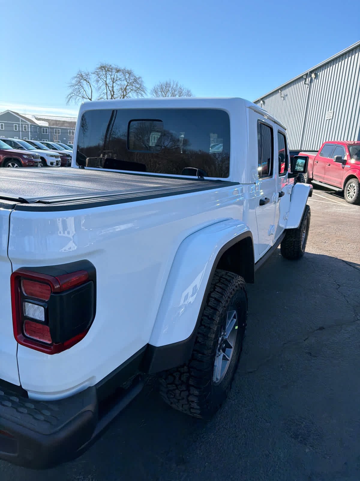 New 2026 Bright White Clear-Coat Exterior Paint Jeep Mojave X image 18