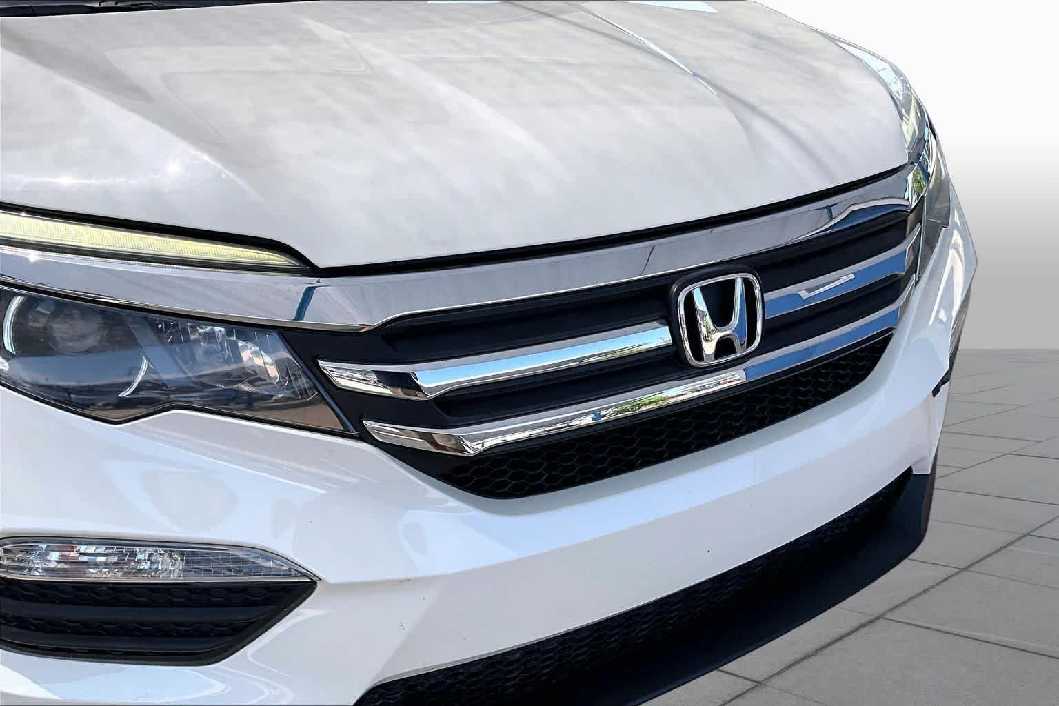 Used 2016 White Diamond Pearl Honda EX-L image 30