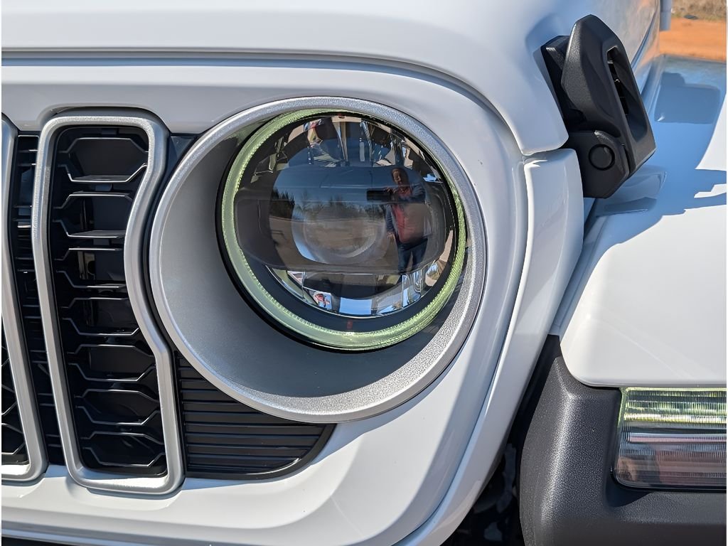 New 2026 Bright White Clear-Coat Exterior Paint Jeep Sahara image 12