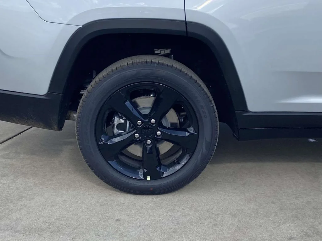 New 2026 Silver Zynith Exterior Paint Jeep Limited image 7