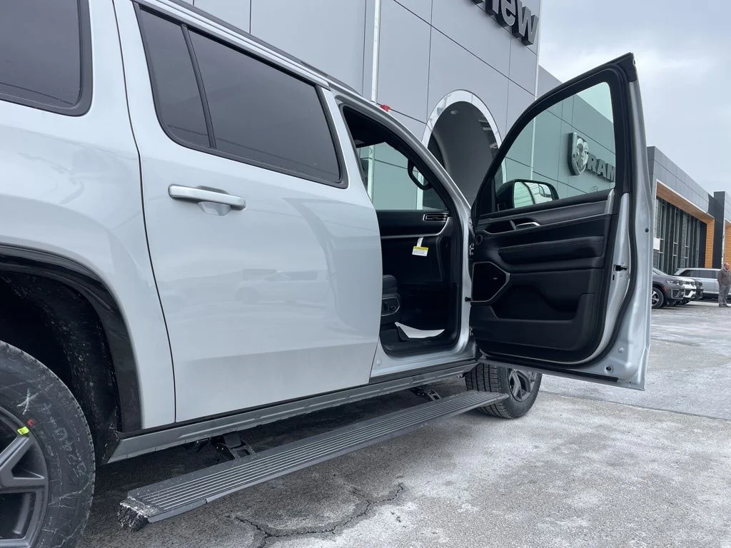 New 2026 Silver-Zynith Exterior Paint Jeep Limited Altitude image 26