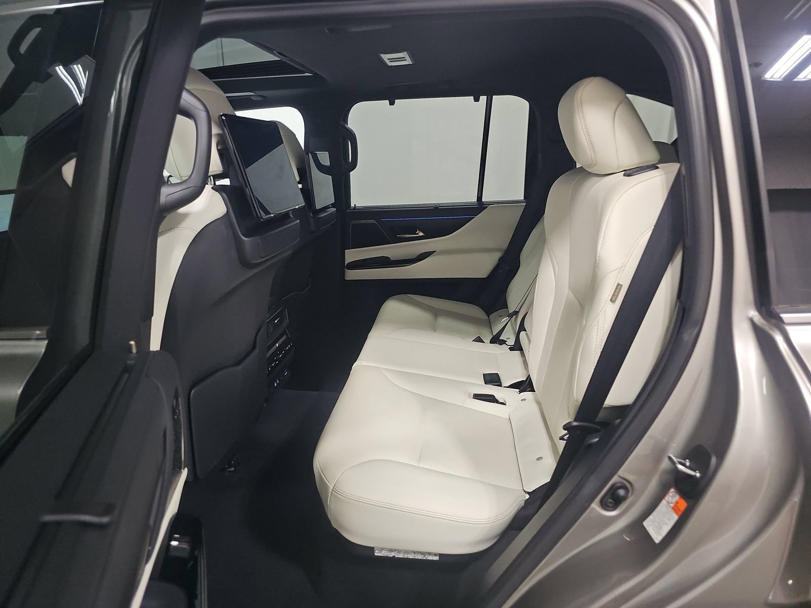 Used 2022 Atomic Silver Lexus LX 600 Luxury image 5