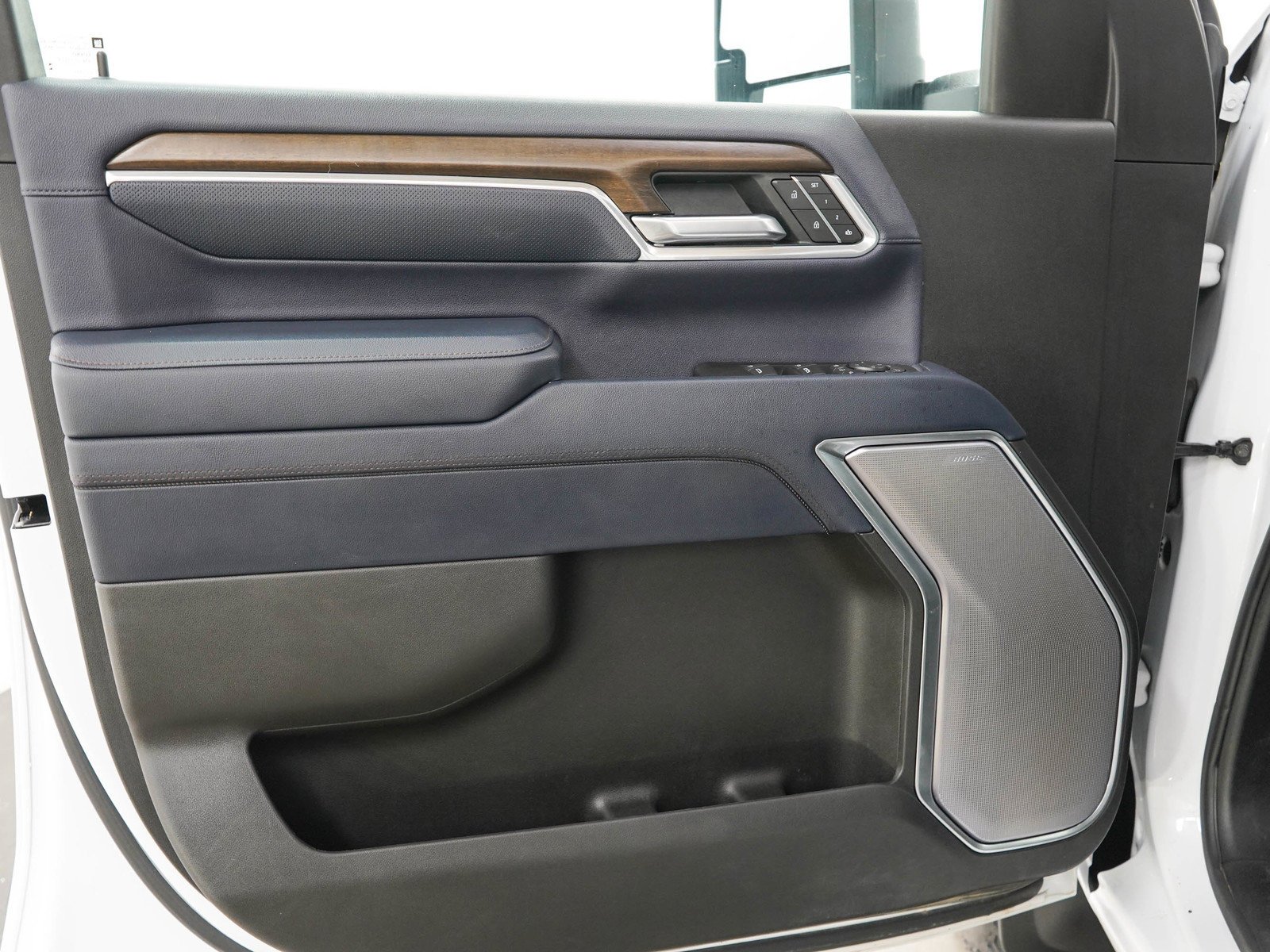Used 2025 Iridescent Pearl Tricoat Chevrolet High Country image 21