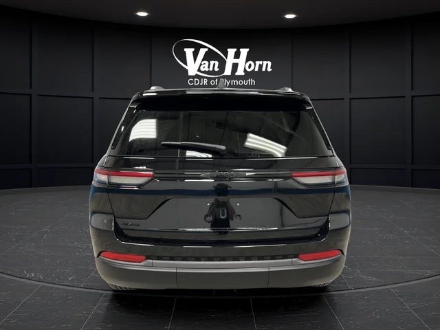 New 2026 Diamond Black Crystal Pearl-Coat Exterior Paint Jeep Altitude image 4