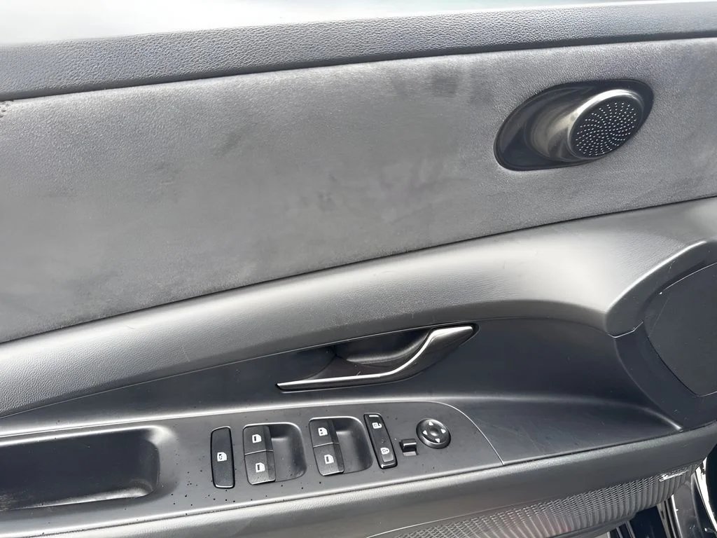 Used 2022 Black Hyundai Base image 17