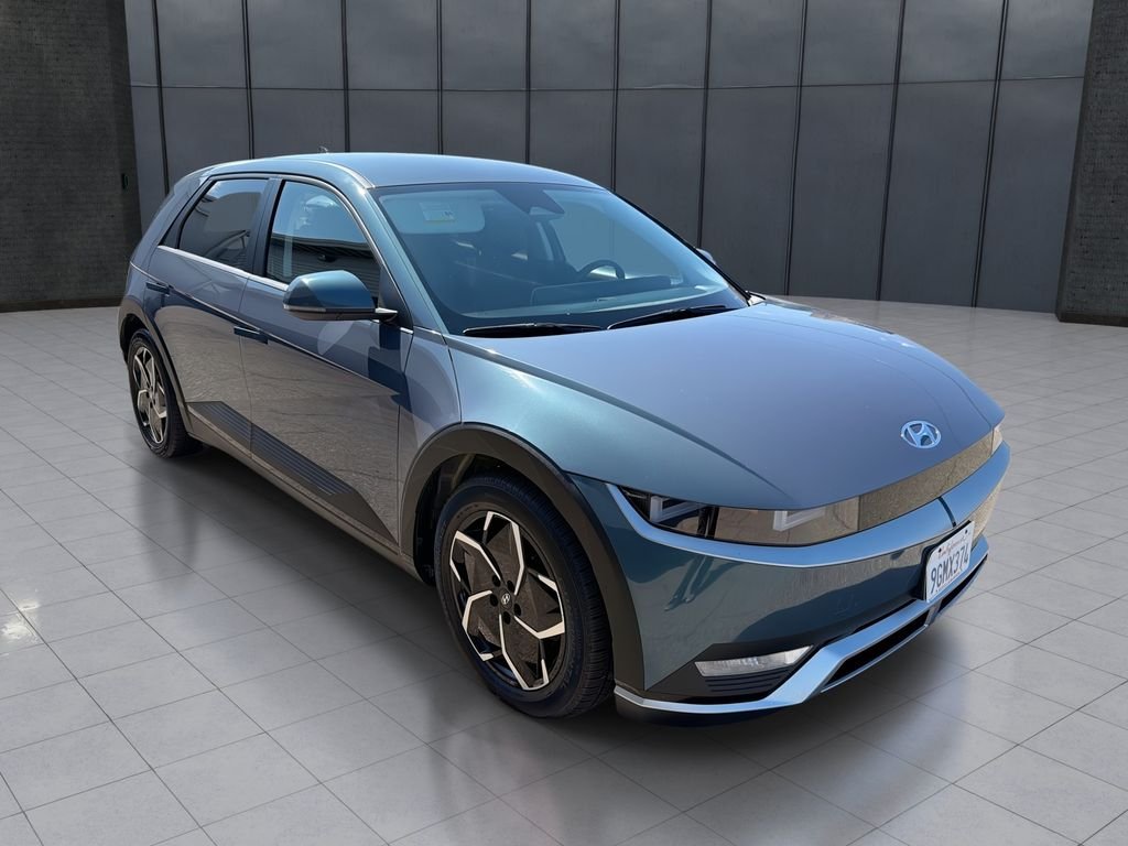 Used 2023 Green Hyundai SE image 1