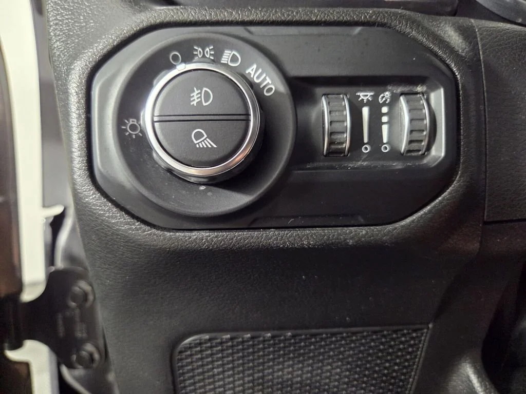 Used 2022 Granite Crystal Metallic Clearcoat Jeep Altitude image 18