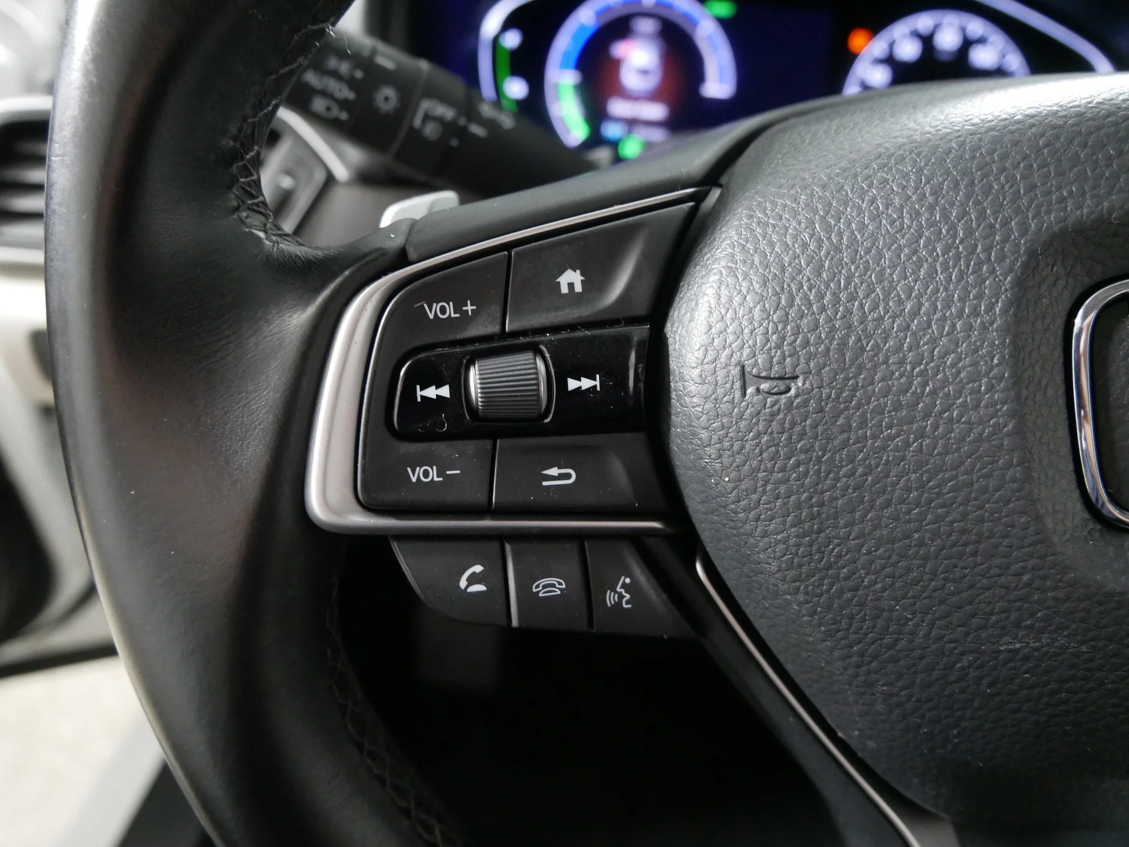 Used 2018 White Orchid Pearl Honda Touring image 27