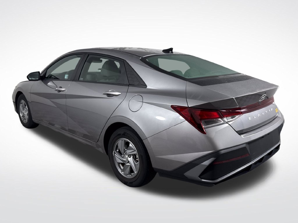 2024 Hyundai Elantra SE - Photo 6
