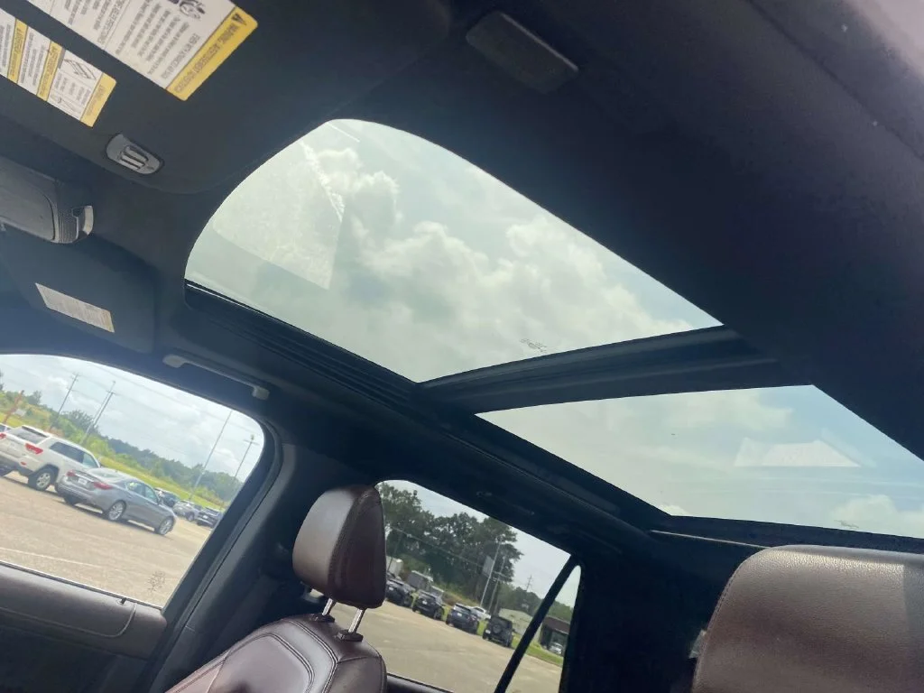 Used 2022 White Ford Limited image 18