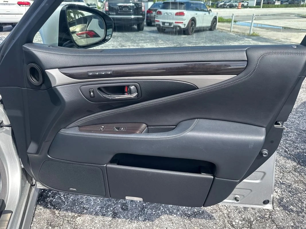 Used 2014  Lexus  image 29