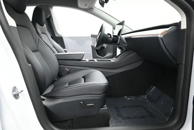 Used 2025  Tesla Long Range image 19
