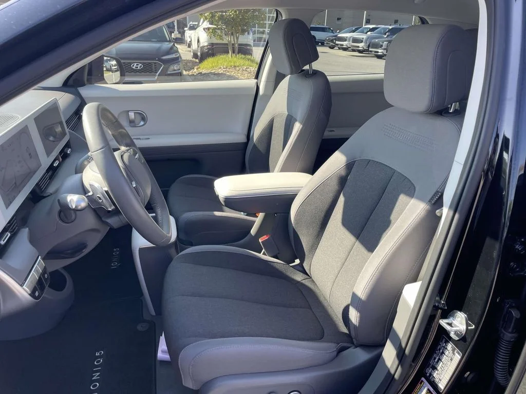 Used 2024 Abyss Black Hyundai SE image 7
