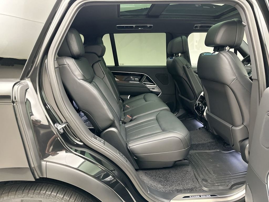 New 2026 Santorini Black Metallic Land Rover SE image 7