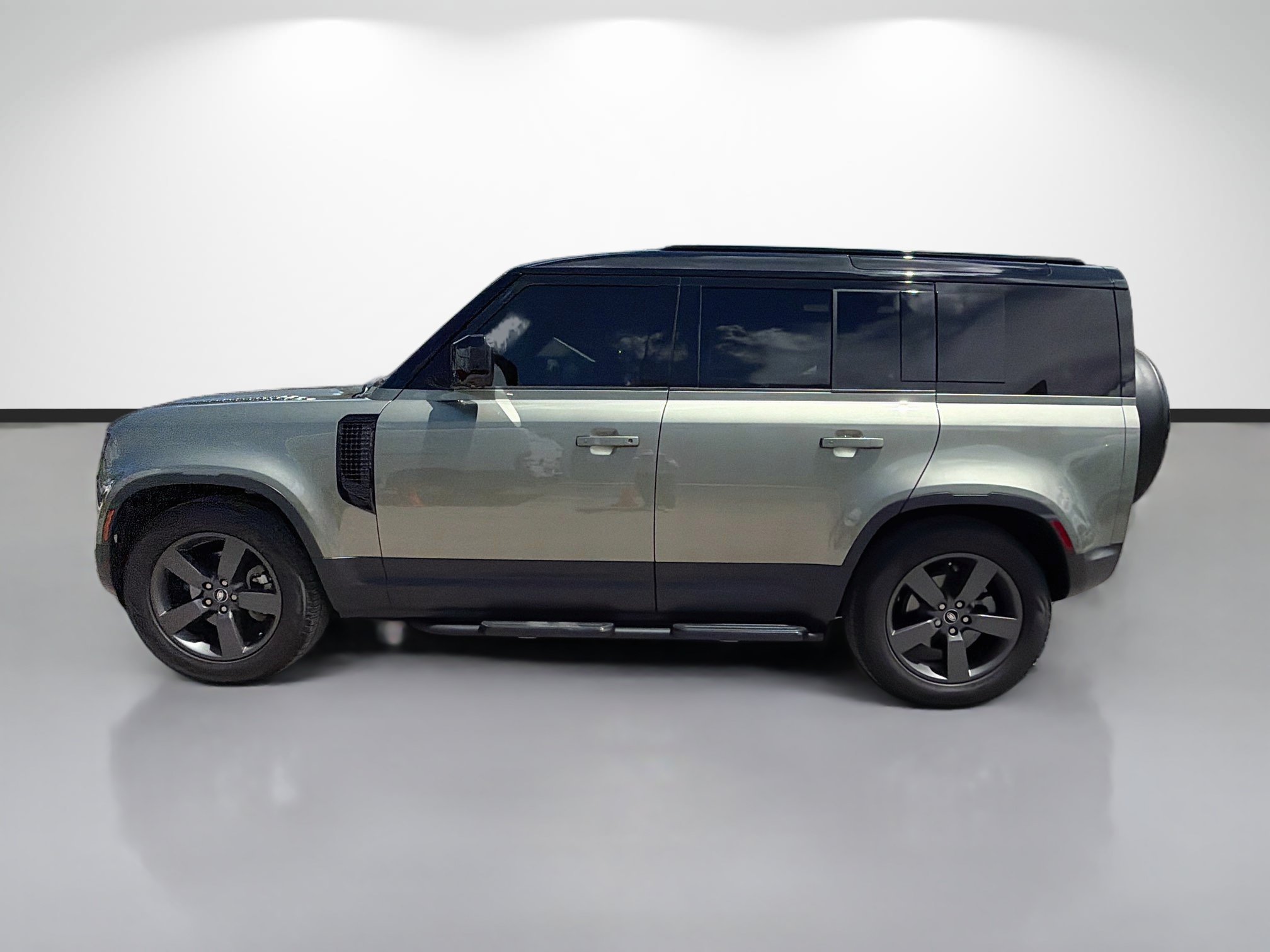 Certified Used 2025 Green Metallic Land Rover S image 2