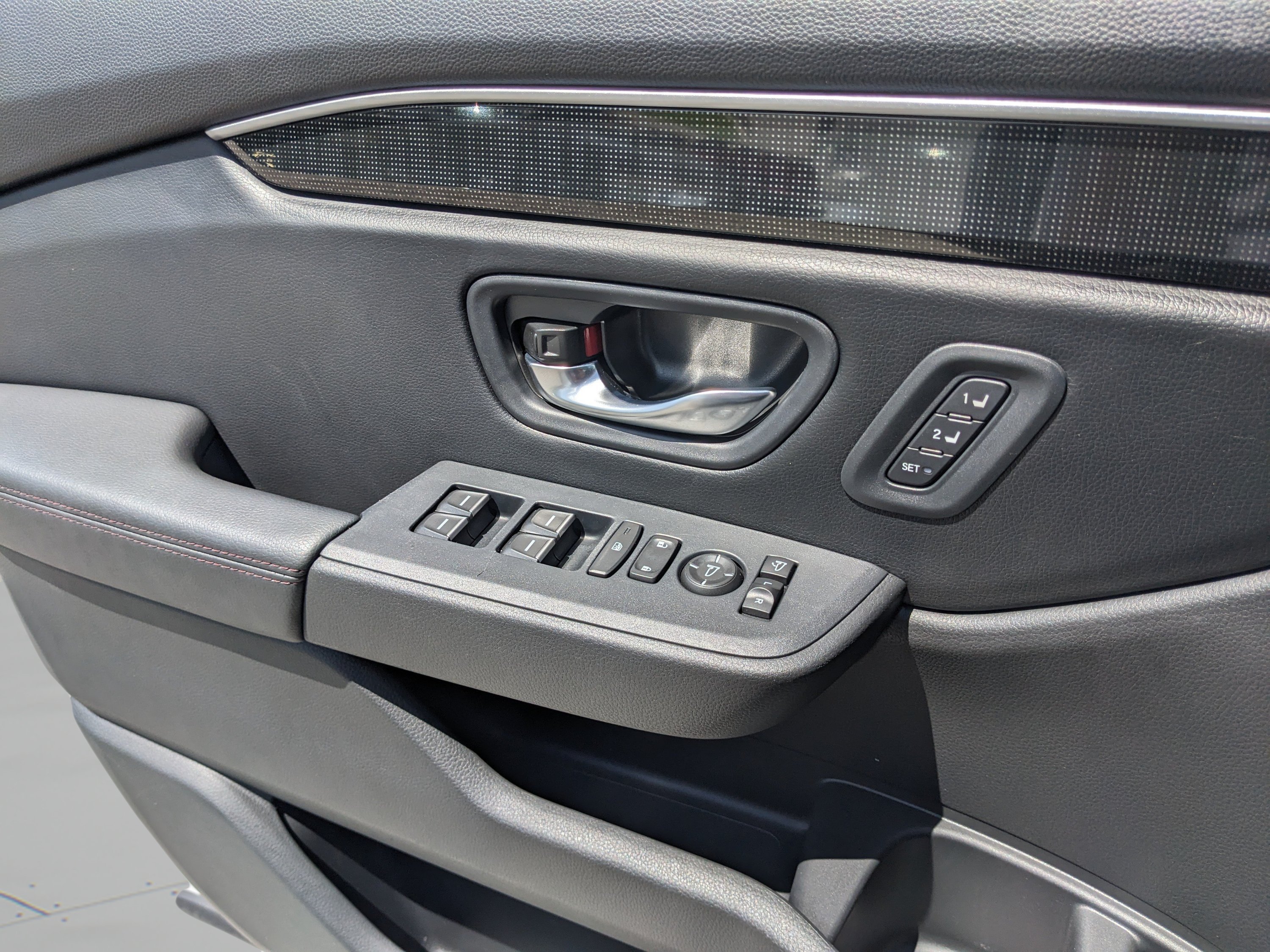 Certified Used 2025 Platinum White Honda Black Edition image 20