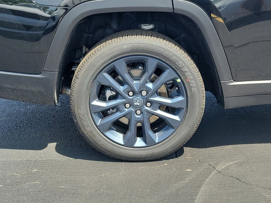 New 2026 Diamond Black Crystal Pearlcoat Jeep  image 5