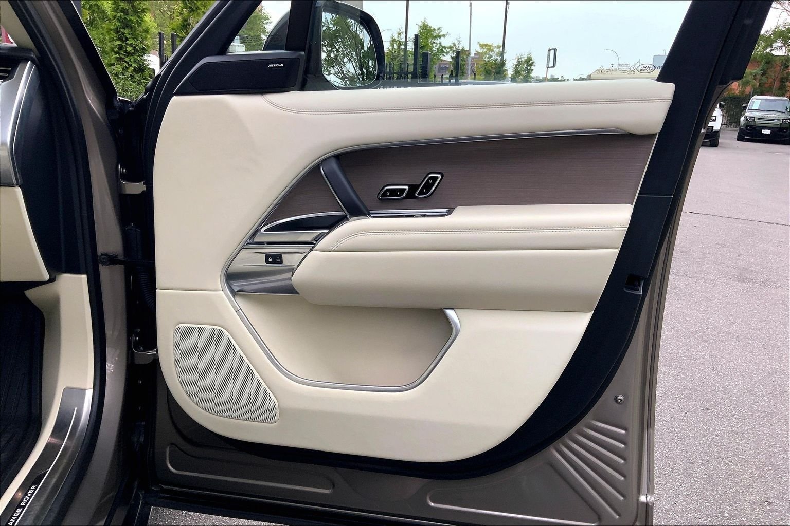 Used 2023 Batumi Gold Premium Metallic Land Rover SE image 22