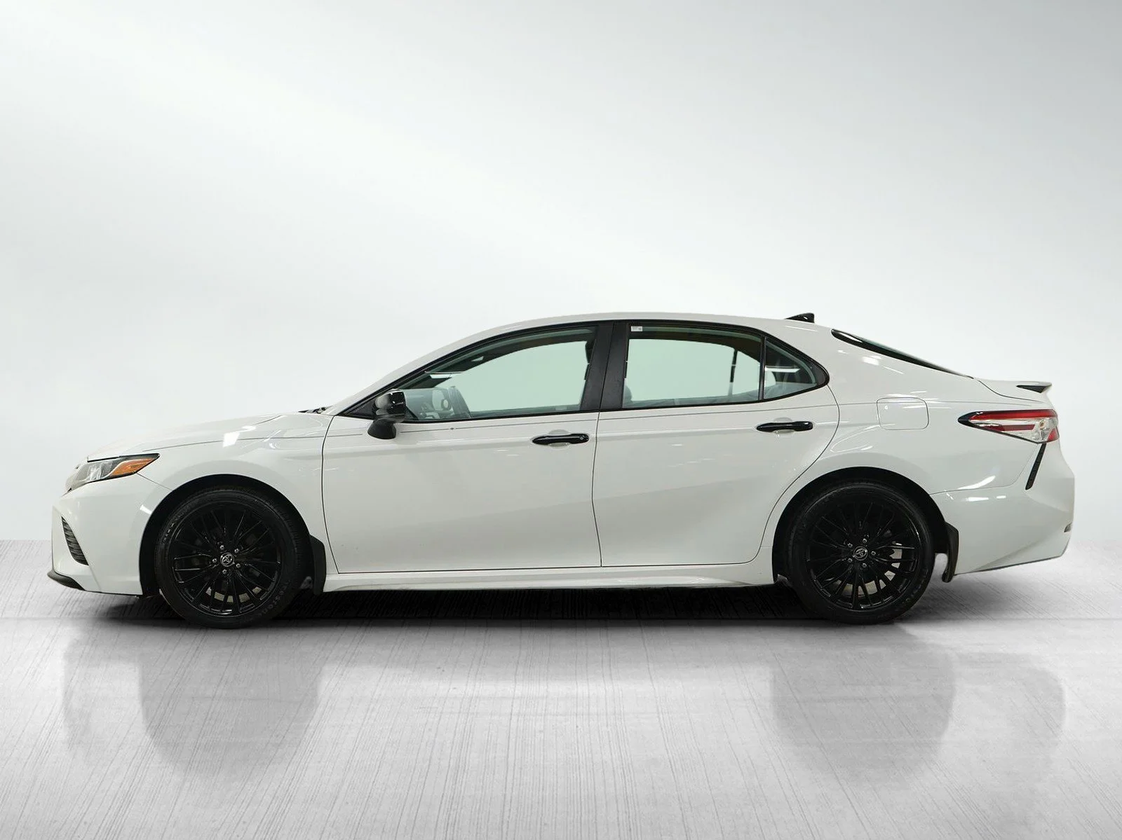 Used 2020 Toyota Camry SE Nightshade with VIN 4T1G11AK5LU400114 for sale in Burnsville, Minnesota