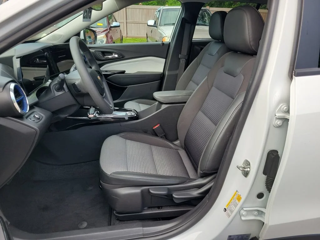 Used 2025 Summit White Chevrolet LT image 18