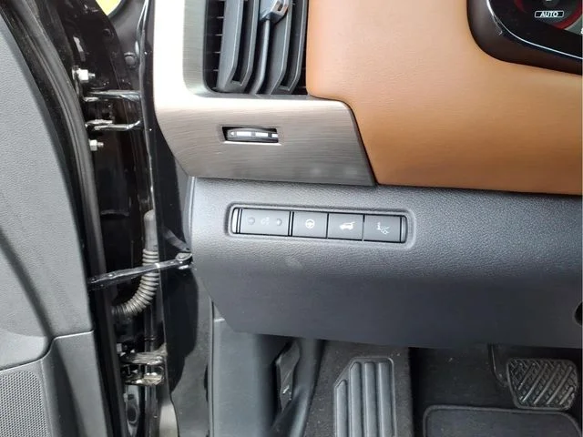 Used 2025 Black Nissan Platinum image 29