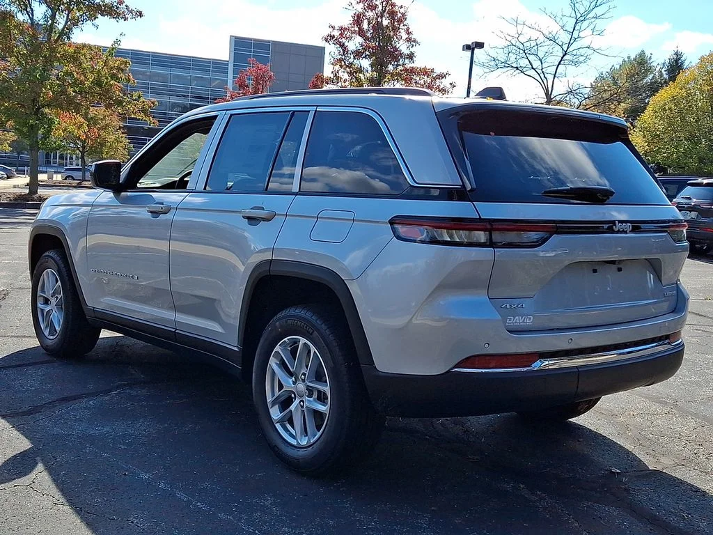 New 2025 Silver Zynith Exterior Paint Jeep  image 3