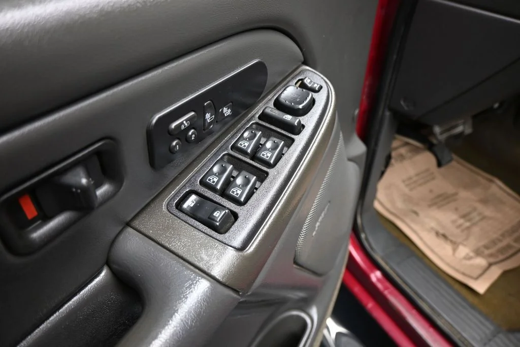 Used 2005 Red Chevrolet LT image 11