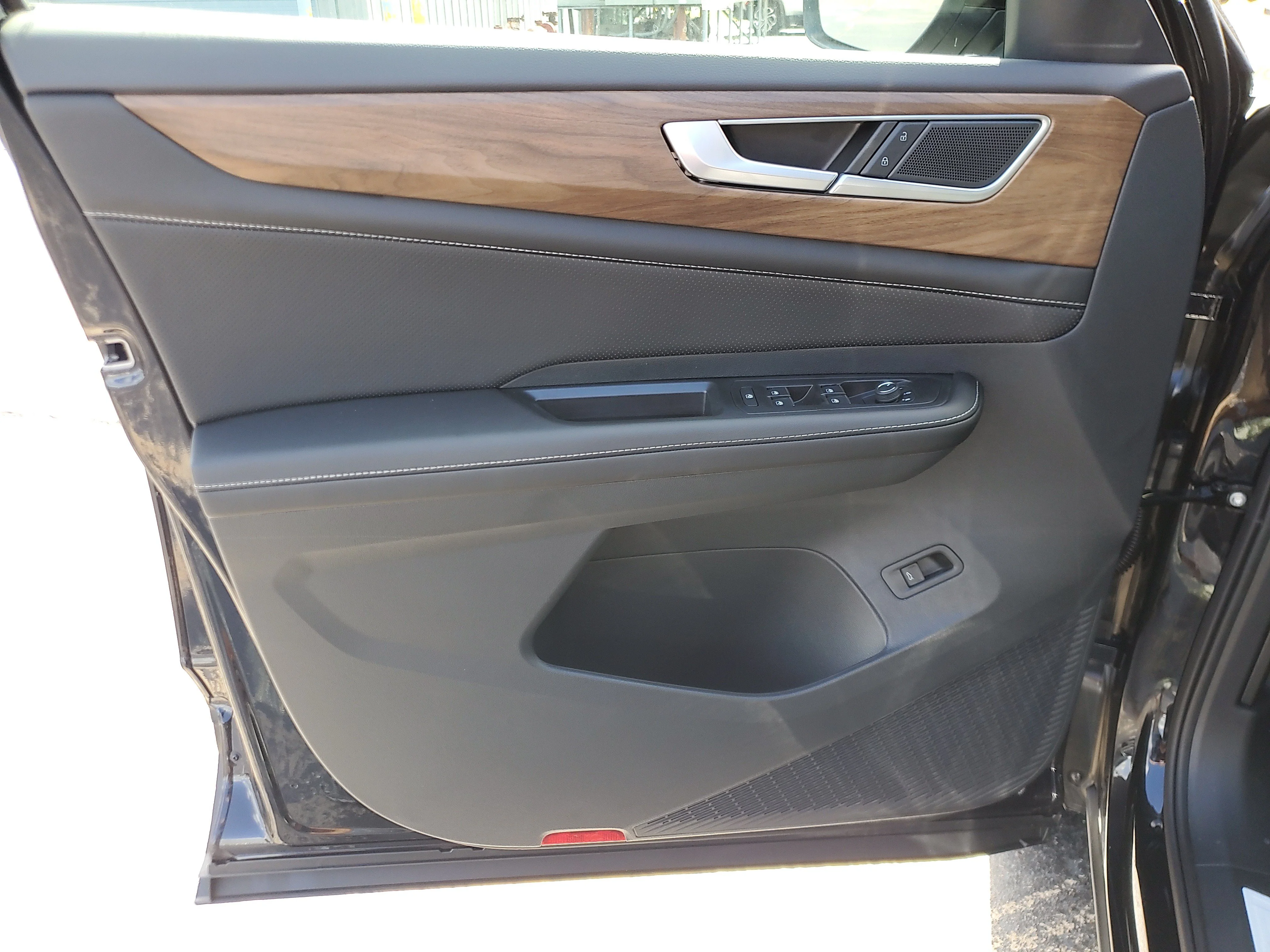 New 2026 Black Volkswagen 2.0T SE w/Technology image 17