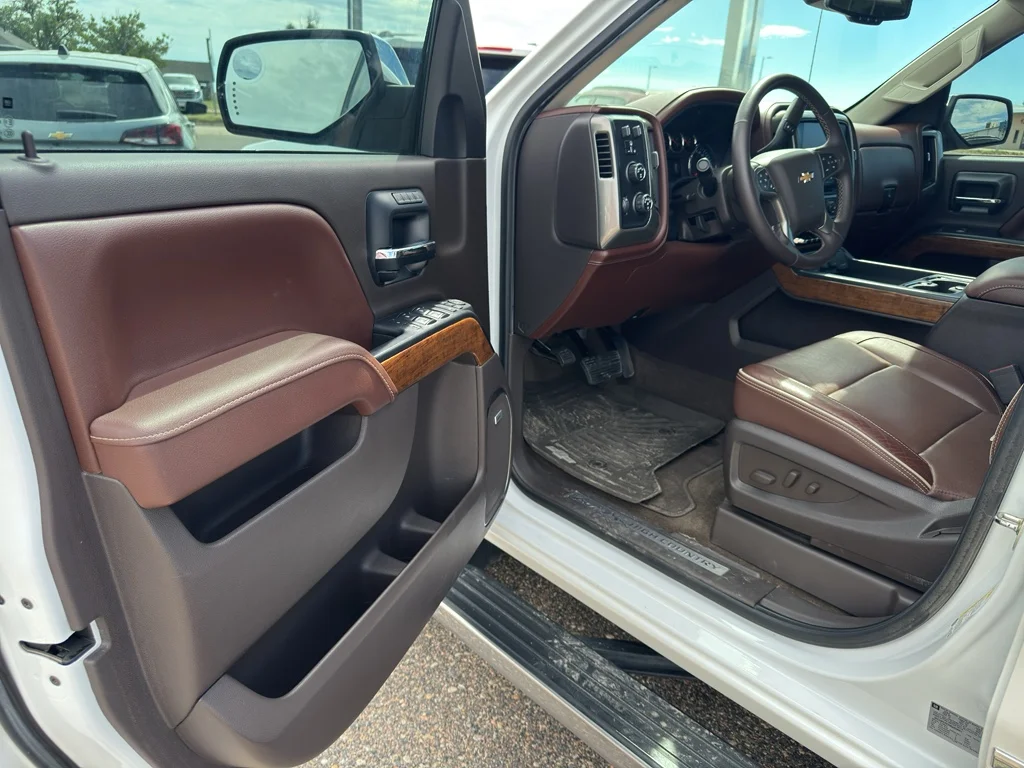 Used 2017 Iridescent Pearl Tricoat Chevrolet High Country image 10
