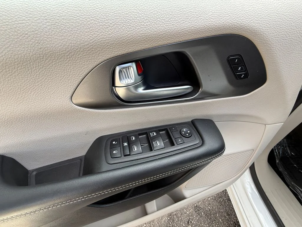 Used 2023 White Chrysler Touring L image 11