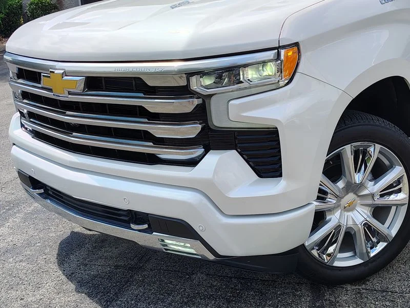 Used 2025 Beige Chevrolet High Country image 2