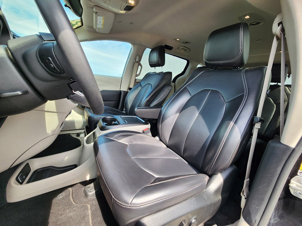 Used 2023 Brilliant Black Crystal Pearlcoat Chrysler Touring L image 9