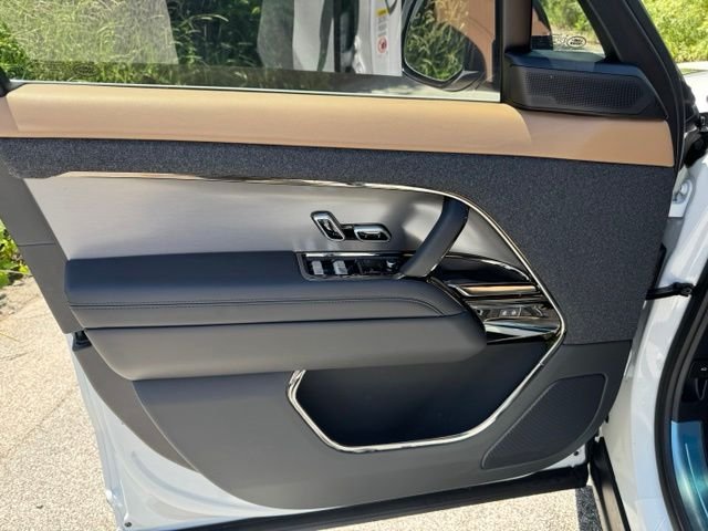 New 2026 Fuji White Land Rover Dynamic SE image 8