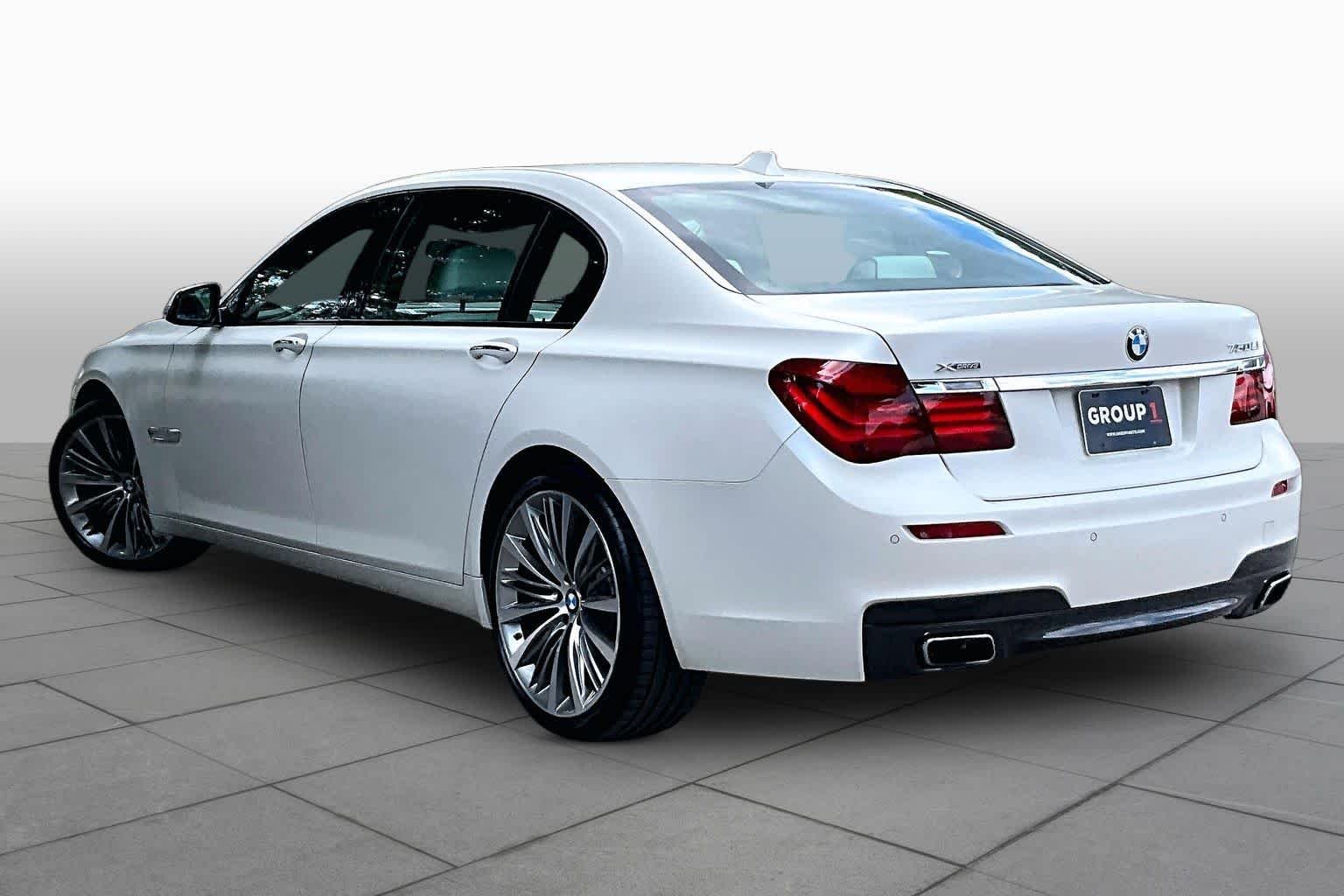 Used 2015  BMW 750Li xDrive image 11