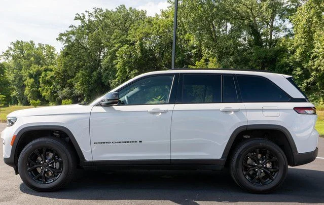 Used 2025 White Jeep Altitude X image 9