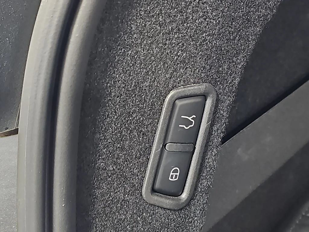 Used 2020  Maserati Base image 16