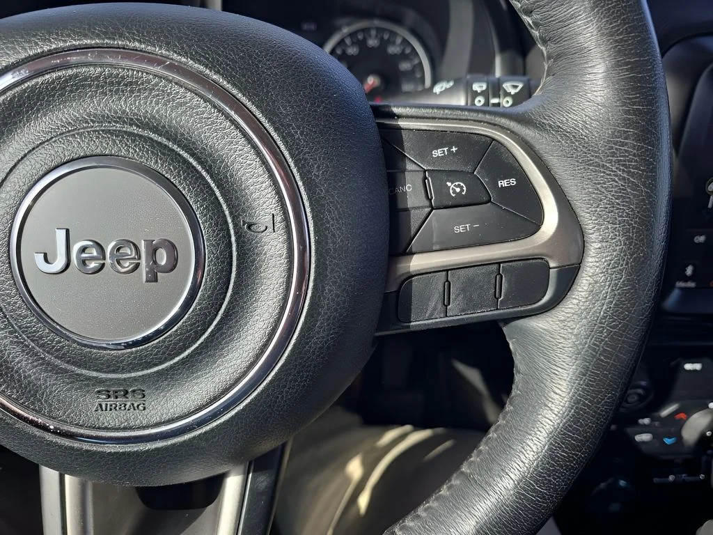 Used 2022  Jeep Latitude image 15