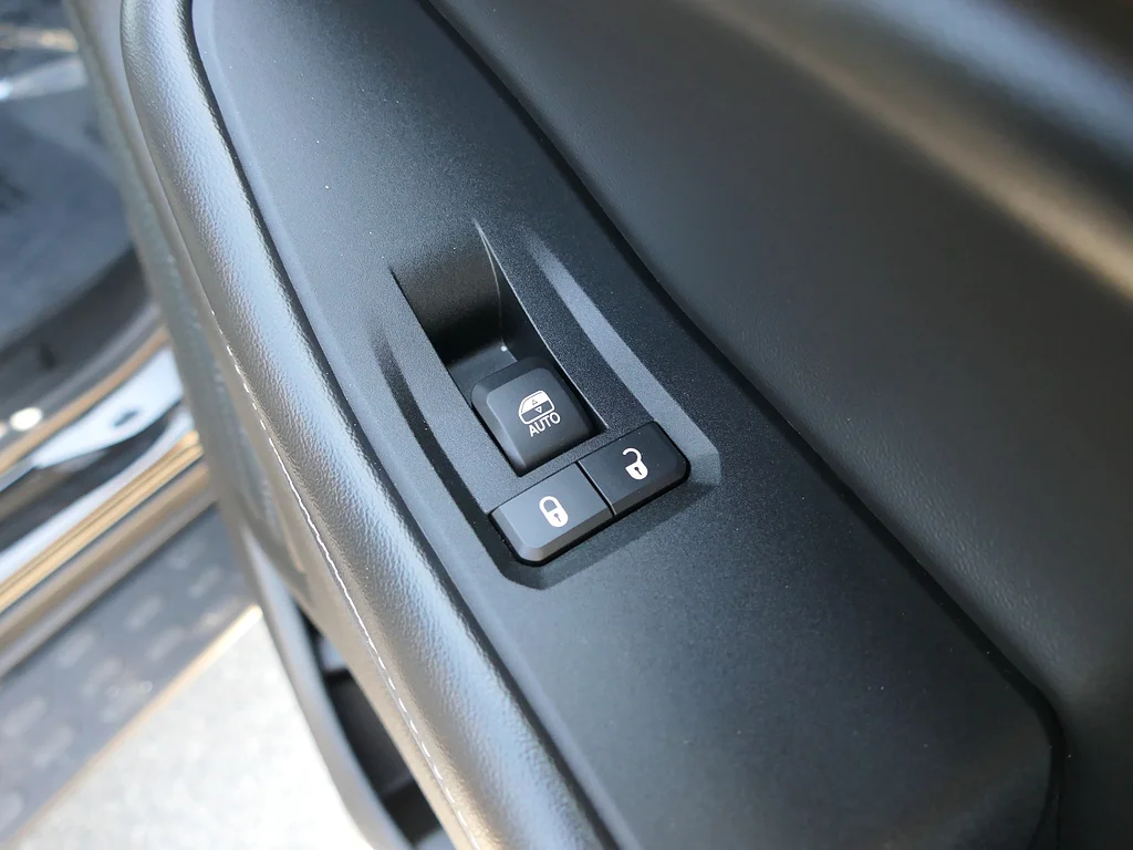 Used 2023 Diamond Black Crystal Pearl Coat Jeep Limited image 22