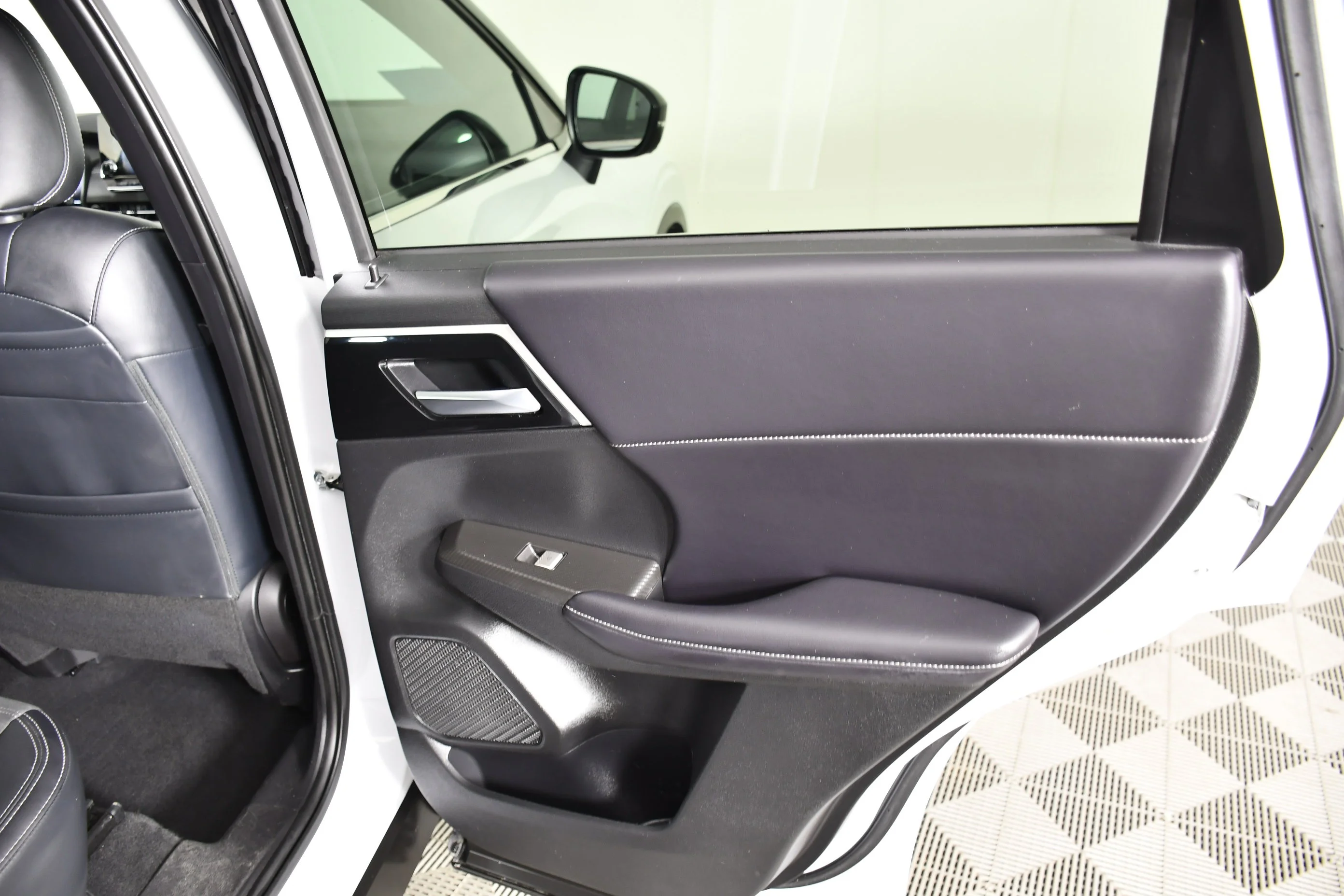 Certified Used 2024 White Diamond Mitsubishi SE Black Edition w/Pano Roof image 41