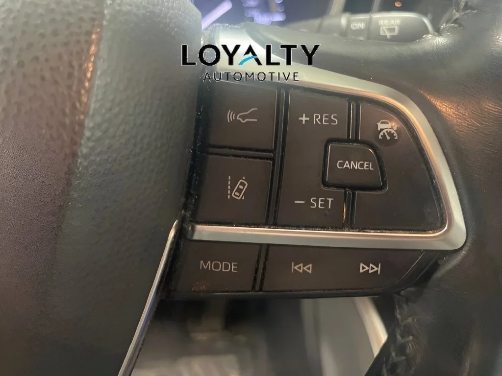 Used 2020 Silver Toyota XLE image 21