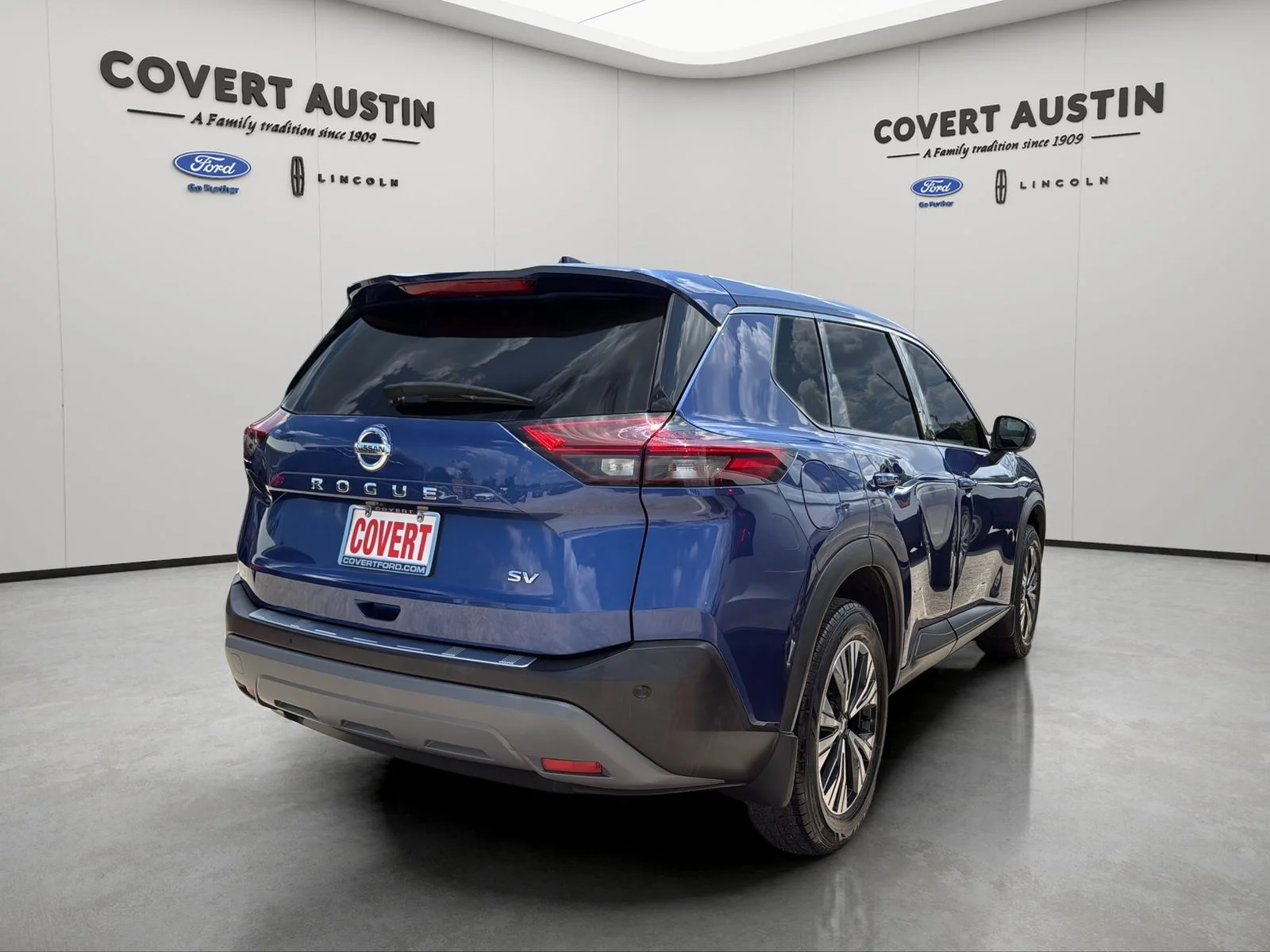 Used 2021 Blue Nissan SV image 5