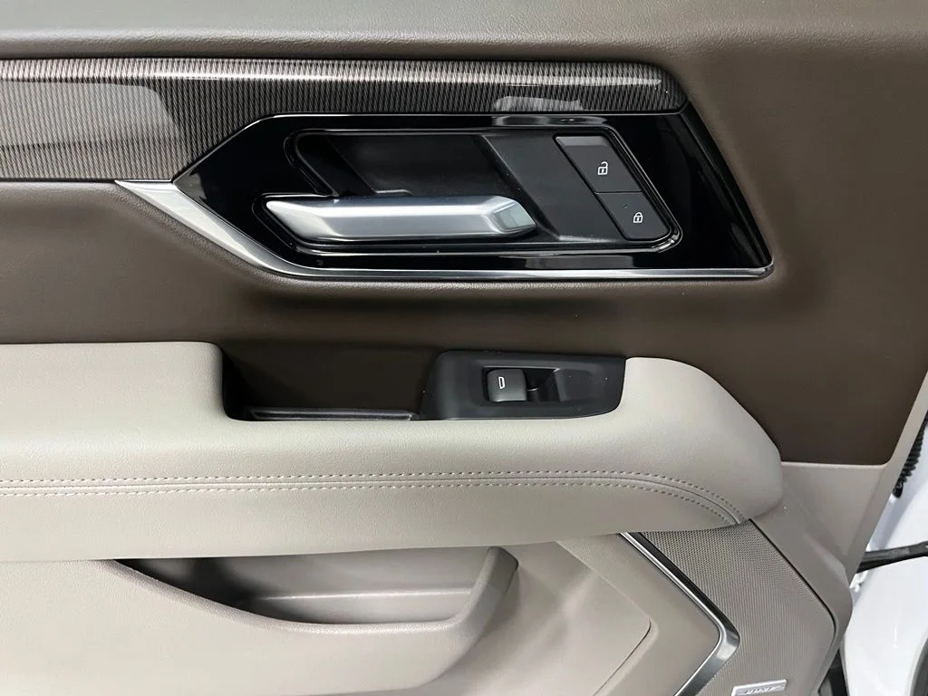 Used 2025 White GMC Elevation image 43