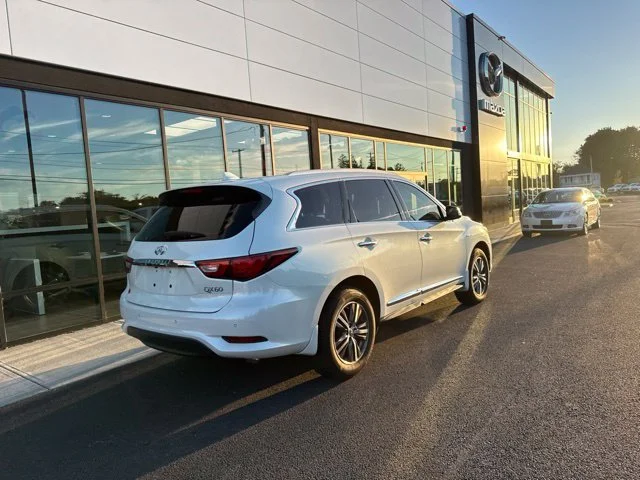 Used 2016 White INFINITI Base image 3