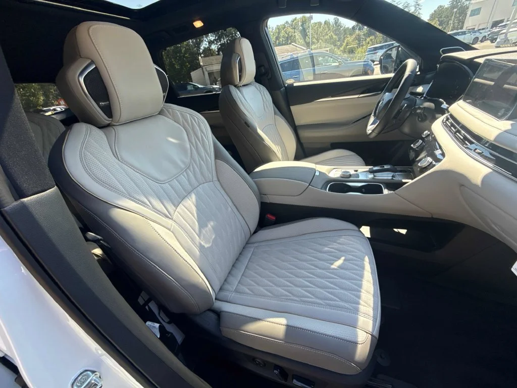 New 2027 2T RAD WHT INFINITI Autograph AWD image 27