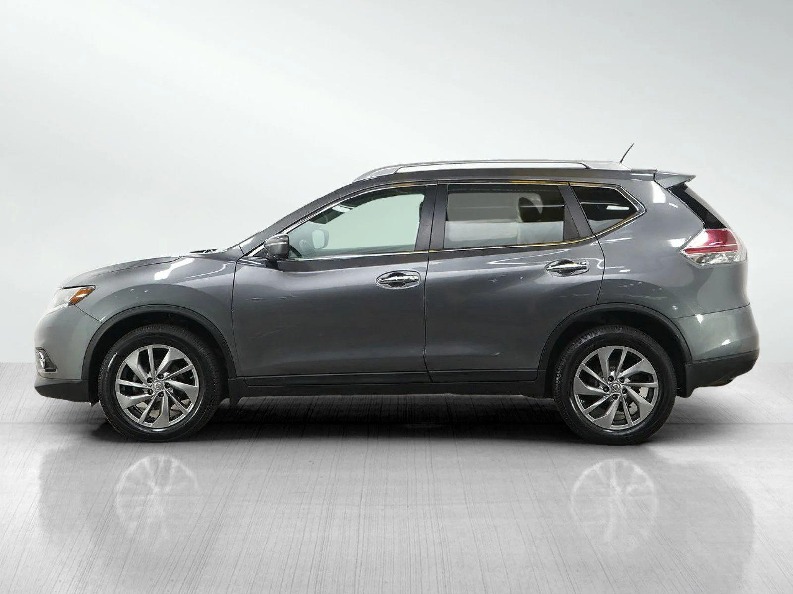 Used 2015 Nissan Rogue SL with VIN 5N1AT2MV0FC834012 for sale in Burnsville, Minnesota