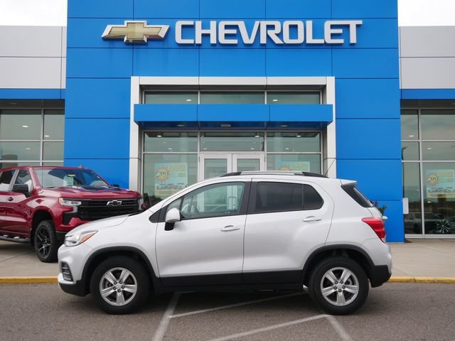 Used 2022 Chevrolet Trax LT with VIN KL7CJPSM9NB567819 for sale in Roseville, Minnesota